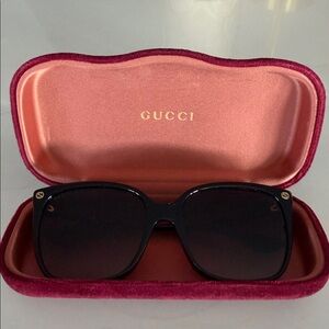 Gucci Elegant Black Sunglasses